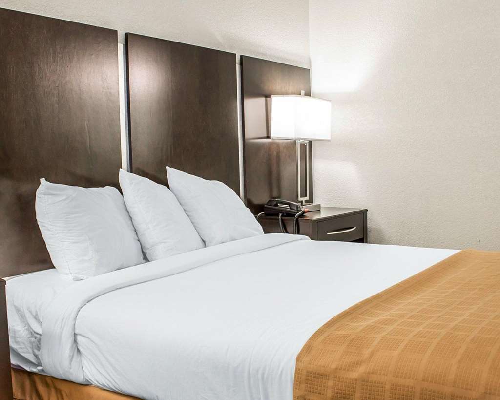 Baymont By Wyndham Scranton Dunmore Room photo