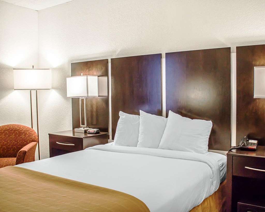 Baymont By Wyndham Scranton Dunmore Room photo
